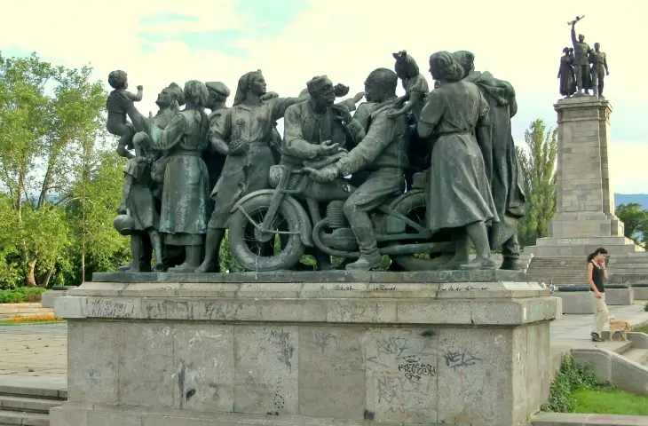 Sofya Sovyet Ordusu Anıtı heykel grubu